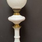 Olielamp Van Wit Aardewerk, Met Wit Glazen Bol, Messing Voet, 80 Cm Hoog thumbnail 11