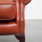 Elegante, Gladde En Comfortabele Engelse Chesterfield Oorfauteuil Van Rundleer thumbnail 9