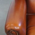 Comfortabele Schapenleren Oorfauteuil Met Een Afwerking Met Siernagels En Warme Kleuren thumbnail 8