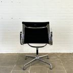 Vitra Ea 108 Zwarte Design Stoel, Ontworpen Door Charles & Ray Eames thumbnail 7