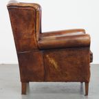 Comfortabele Vintage Engelse Stijl Schapenleren Oorfauteuil Met Een Zeer Mooie Kleurstelling thumbnail 4