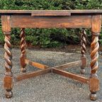 A 1920S Oak Draw-Leaf Dining Table, On Barley-Twist Legs  And 4 Stoelen thumbnail 4