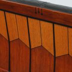 Unieke Zwart Lederen En Houten Art Deco Design Bank 2,5 Zits Met Een Geweldige Uitstraling thumbnail 13