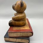 Boekensteun Houten Beer Op Boeken Indonesisch thumbnail 5