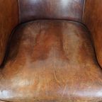 Stoere, Karaktervolle En Comfortabele Cognac-Kleurige Schapenleren Clubfauteuil Met Een Tijdloos thumbnail 7