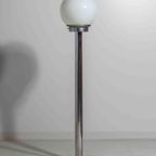 Modernistische Mid-century Chrome Vloerlamp Met Opaline Glazen Bol, Italië 1970s thumbnail 8