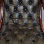 Elegante Groene Rundleren Engelse Chesterfield Fauteuil Met Een Sierlijke Afwerking Met Hout thumbnail 10