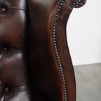 Luxe, Warm Gekleurde, Bruine Rundleren Chesterfield Oorfauteuil Met Unieke Details thumbnail 13