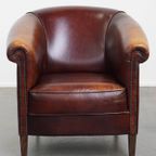 Charmante Rundleren Clubfauteuil In Engelse Stijl Met Een Vast Zitkussen En Een Prachtig Patina thumbnail 2