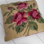 Vintage Geborduurd Kussen Beige Roze Rood Bloemen thumbnail 2