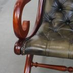 Tijdloze En Klassieke Groene Engelse Stijl Rundleren Chesterfield Fauteuil Met Hout thumbnail 13