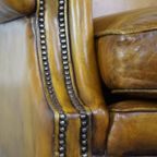 Comfortabele Gele Grote Engelse Stijl Rundleren Fauteuil Met Een Correcte Afwerking Met Siernagel thumbnail 12