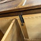 Vintage Industriële Houten Kast Met Schuifdeuren thumbnail 9