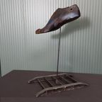 Antieke Houten Schoenleest Op Steampunk Standaard thumbnail 3