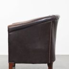 Elegante En Comfortabele Rundleren Clubfauteuil In Engelse Stijl In Een Mooie Donkere Kleur thumbnail 6