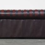 Waanzinnig Gekleurde Donkerrood Gevlamde En Comfortabele Rundleren 2.5 Zits Chesterfield Bank thumbnail 4