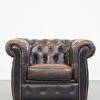 Karakteristieke, Statige Engelse Chesterfield Fauteuil Gemaakt Van Rundleer thumbnail 3