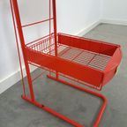 Rood Metalen Winkelvitrine Winkelrek Met Manden Vintage thumbnail 3