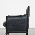 Unieke En Karaktervolle, Strakke Zwarte Rundleren En Houten Armchair thumbnail 6