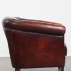 Charmante Rundleren Clubfauteuil In Engelse Stijl Met Een Vast Zitkussen En Een Prachtig Patina thumbnail 3