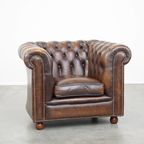 Donkere, Statige En Rustieke Rundleren Engelse Chesterfield Fauteuil Met Bolpootjes thumbnail 2