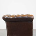 In Goede Staat Verkerende En Luxe Klassieke Rundleren Engelse Chesterfield Fauteuil thumbnail 4