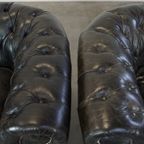 Set Van 2 Ruime Zwarte Rundleren Chesterfield Fauteuils Met Een Sprekend Karakter thumbnail 9