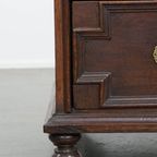 Charmante Antieke Engelse Ladekast Uit De 18e Eeuw Met Uniek Paneelwerk En Originele Bolpootjes thumbnail 11