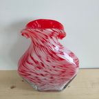 Vaas "Cranberry Sweet" Met Rood En Witte Wervelingen thumbnail 5