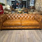 Stoere Industriële Vintage Chesterfield 3,5 Zits Bank In Vintage Cognac Leer 240 Cm thumbnail 2