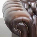 Imposante, Engelse Rundleren Chesterfield Fauteuil Met Een Comfortabele Zit En Een Diepe Donkere thumbnail 10