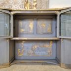 Vitrinekast In Taupe Met Goud Patina Stijl thumbnail 5