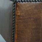 Karaktervolle En Stoere Vintage Hocker Gemaakt Van Schapenleer thumbnail 9