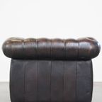 Karakteristieke, Statige Engelse Chesterfield Fauteuil Gemaakt Van Rundleer thumbnail 5