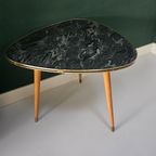 Vintage Salontafel / Koffietafel. Driehoekig, Drie Poten "Kidney Table" thumbnail 9