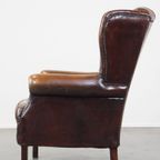 Zeer Mooie En Comfortabele Grote Schapenleren Chesterfield Oorfauteuil Met Prachtige Kleuren thumbnail 6