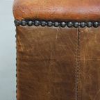 Karaktervolle En Stoere Vintage Hocker Gemaakt Van Schapenleer thumbnail 8
