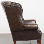 Grote En Stijlvolle, Donkerbruine Rundleren Chesterfield Oorfauteuil In Engelse Stijl thumbnail 3