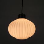 Vintage Hanglamp Met Witte Geribbelde Glazen Bol, Jaren 60 thumbnail 8