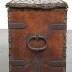 Antieke 17e Eeuwse Kist/ Kluis Met Leer Bekleed En Originele Sleutel En Een Uitstekend Patina thumbnail 5