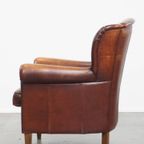 Karaktervolle Schapenleren Oorfauteuil Met Een Donkere Warme Kleurstelling En Een Prachtig Patina thumbnail 6