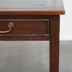 Geweldige Schrijftafel/ Bureau Op Wieltjes In Engelse Stijl Met Een Blauw Lederen Blad thumbnail 7