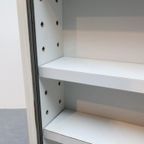 Oude Vitrinekast Uit Apotheek Met Ophangogen thumbnail 6
