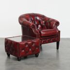 Set Van Een Rode Rundleren Chesterfield Clubfauteuil En Een Bijpassende Bijzet/ Salontafel thumbnail 14