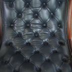 Sierlijke Donkerblauwe Chesterfield Fauteuil Gemaakt Van Rundleer En Gecombineerd Met Hout thumbnail 7