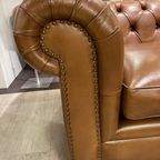 Stoere Industriële Chesterfield Rossendale Xxl Chesterfield 4 Zits Bank In Cognac / Camel Leder thumbnail 4