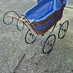 Klassieke Vintage Kinderwagen Met Rieten Mand thumbnail 3