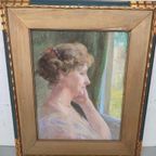 Marguerite Reh - Pastel - Dame Die Uit Het Raam Kijkt thumbnail 3