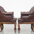 Set Van 2 Charmante, Klassieke Rundleren Engelse Chesterfield Armchairs Met Sierlijke Poten thumbnail 15