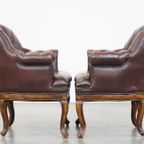 Set Van 2 Charmante, Klassieke Rundleren Engelse Chesterfield Armchairs Met Sierlijke Poten thumbnail 3